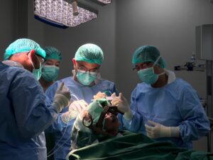 “operasi deep brain stimulation di National Hospital Surabaya.”